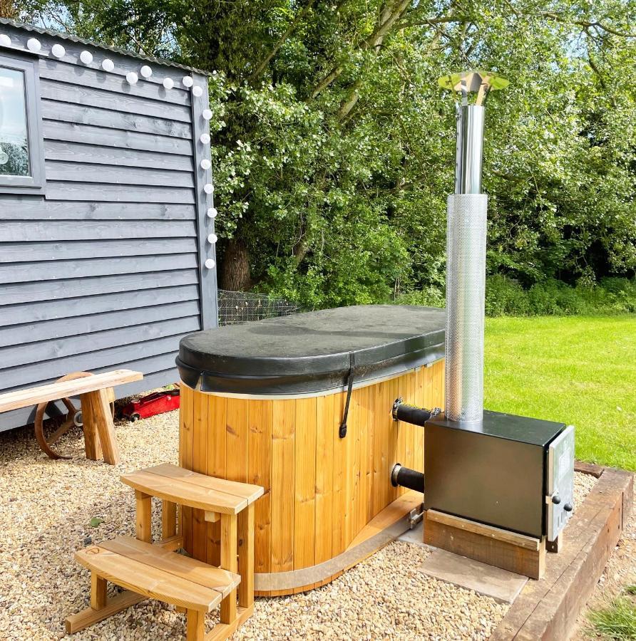 Old King William Shepherd Huts And Private Hot Tubs In North Norfolk Hunworth Экстерьер фото