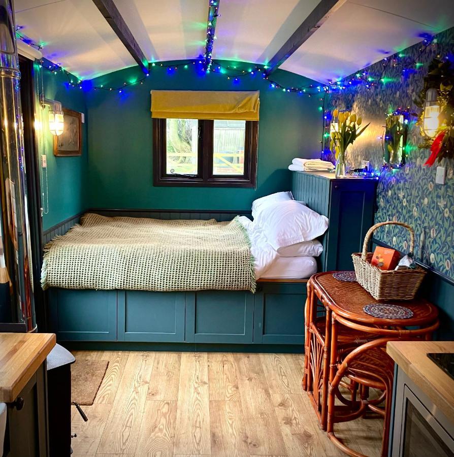 Old King William Shepherd Huts And Private Hot Tubs In North Norfolk Hunworth Экстерьер фото