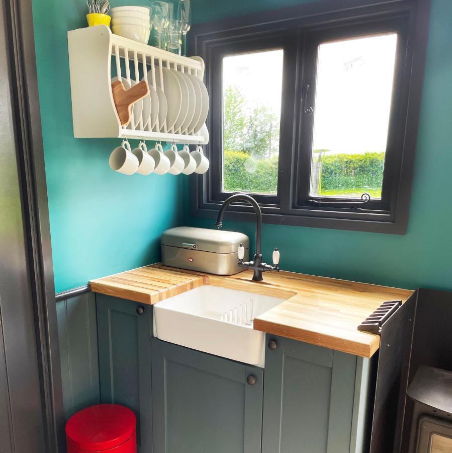 Old King William Shepherd Huts And Private Hot Tubs In North Norfolk Hunworth Экстерьер фото