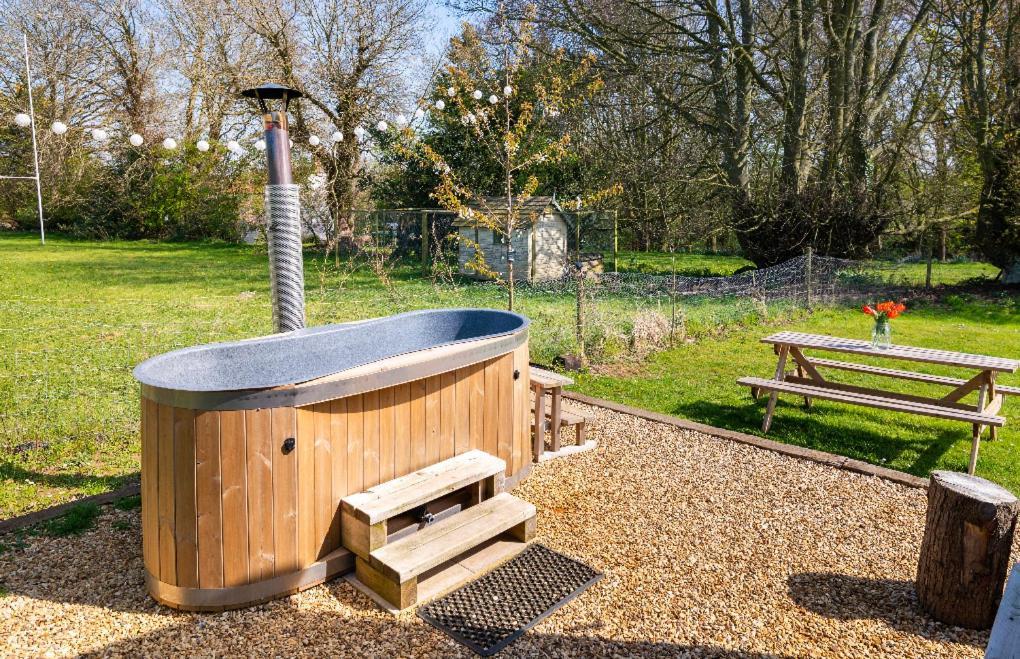 Old King William Shepherd Huts And Private Hot Tubs In North Norfolk Hunworth Экстерьер фото