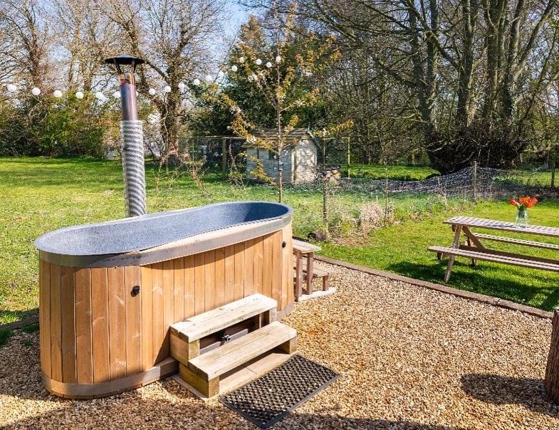 Old King William Shepherd Huts And Private Hot Tubs In North Norfolk Hunworth Экстерьер фото