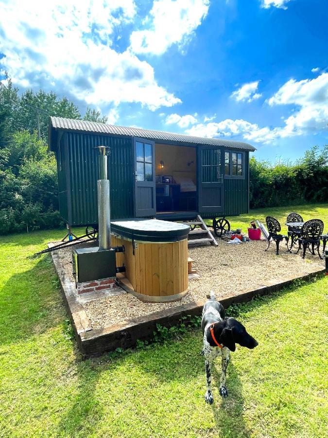 Old King William Shepherd Huts And Private Hot Tubs In North Norfolk Hunworth Экстерьер фото