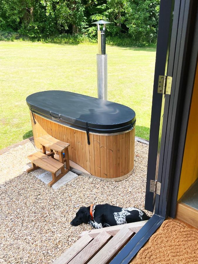 Old King William Shepherd Huts And Private Hot Tubs In North Norfolk Hunworth Экстерьер фото
