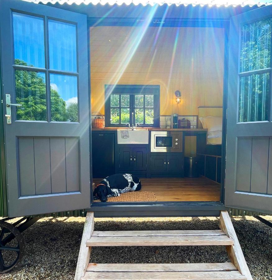 Old King William Shepherd Huts And Private Hot Tubs In North Norfolk Hunworth Экстерьер фото